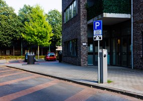 Een openbare laadpaal op straat in Goirle