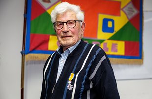 Harrie Zoontjens met zijn Koninklijke onderscheiding