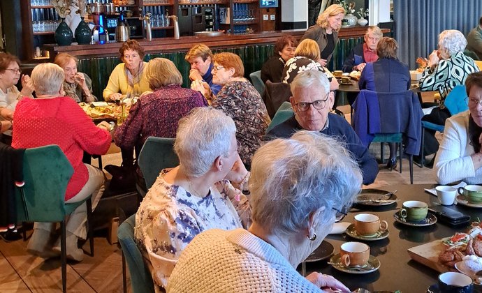 Mantelzorgers genieten van high-tea