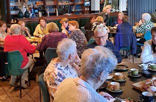 Mantelzorgers genieten van high-tea