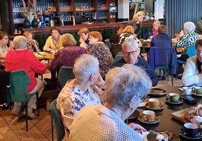 Mantelzorgers genieten van high-tea