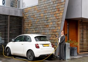 Janneke van den Hout bij haar duurzame woning